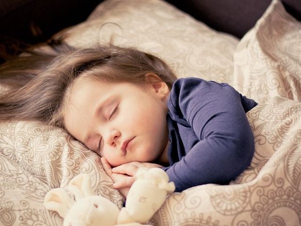 Pourquoi un bébé a le sommeil agité ?