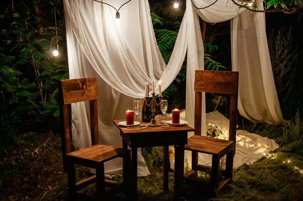 Comment rendre magique votre dîner romantique aux chandelles ?