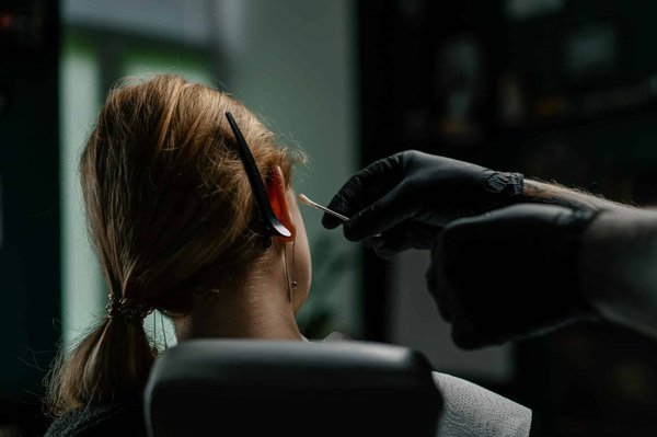 Conseils et précautions : tout ce que vous devez savoir avant de vous faire percer l'oreille
