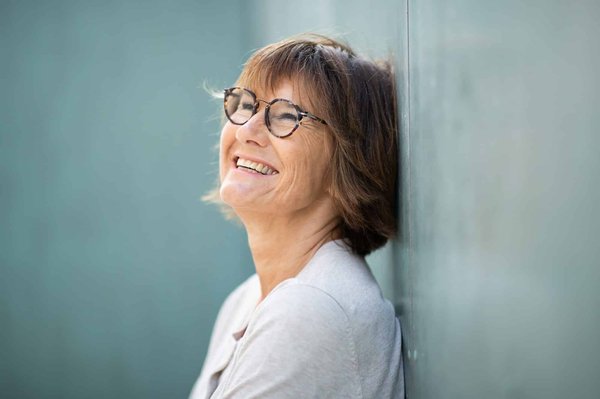 Coupe de cheveux à 50 ans pour une femme à lunette : les aspects à prendre en compte