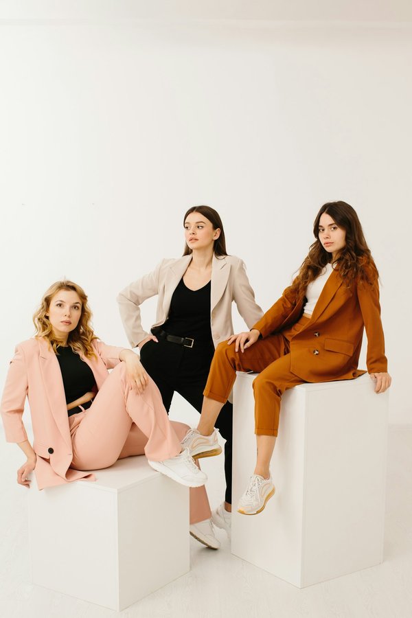 Pantalon chino femme : le must-have pour un style chic et décontracté